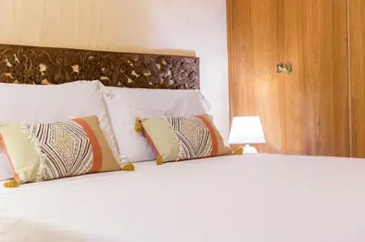 Letto o letti in una camera di Luna Bay Home Retreat con vista sulla baia di Porto Luna a 2 km da Villasimius