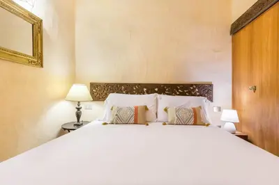 Letto o letti in una camera di Luna Bay Home Retreat con vista sulla baia di Porto Luna a 2 km da Villasimius