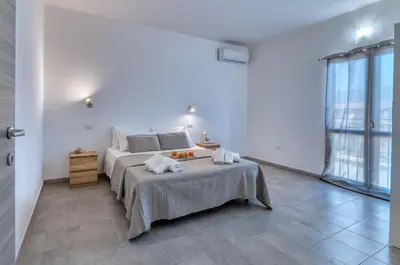 Letto o letti in una camera di IzzHome Cozy Sunflowers 2