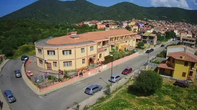 Vista generica sulle montagne o vista sulle montagne dall'interno dell'hotel