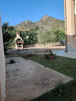 Vista generica sulle montagne o vista sulle montagne dall'interno della casa vacanze