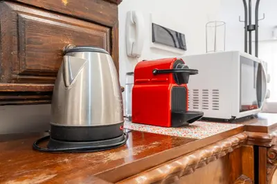 Set per la preparazione di tè e caffè presso Panorama di mare suite via Cima Cagliari Centro