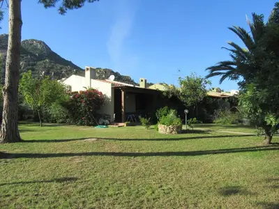 Vista generica sulle montagne o vista sulle montagne dall'interno della casa vacanze