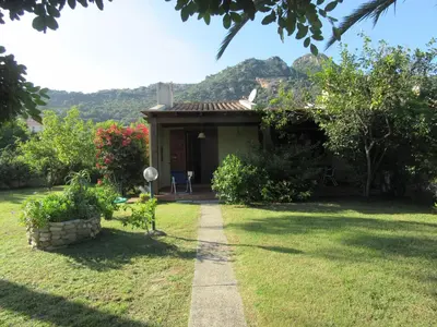 Vista generica sulle montagne o vista sulle montagne dall'interno della casa vacanze