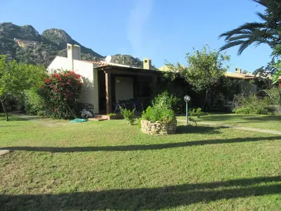 Vista generica sulle montagne o vista sulle montagne dall'interno della casa vacanze