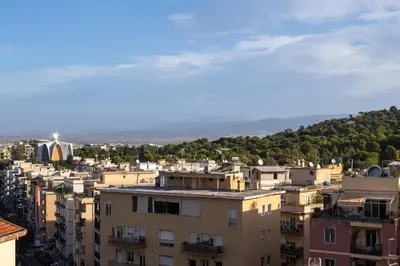 Vista generica sulle montagne o vista sulle montagne dall'interno dell'appartamento