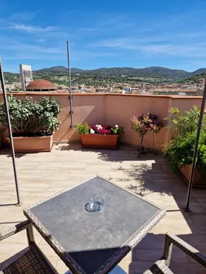 Vista generica sulle montagne o vista sulle montagne dall'interno del bed & breakfast