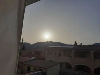 Vista generica sulle montagne o vista sulle montagne dall'interno della casa vacanze