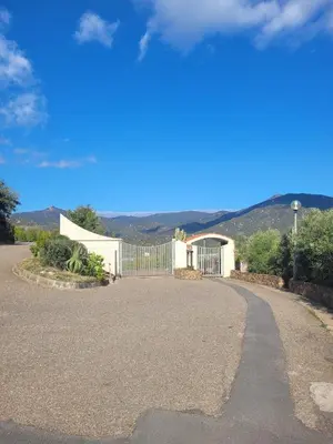 Vista generica sulle montagne o vista sulle montagne dall'interno della casa vacanze
