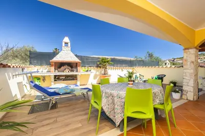 Patio o area all'aperto di VILLE MONDO a 350 metri dalla spiaggia