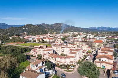 Vista generica sulle montagne o vista sulle montagne dall'interno dell'appartamento