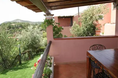 Vista generica sulle montagne o vista sulle montagne dall'interno della casa vacanze