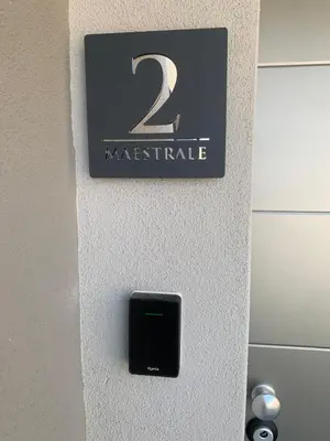 Certificato, attestato, insegna o altro documento esposto da Luciano Home