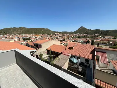 Vista generica sulle montagne o vista sulle montagne dall'interno dell'appartamento