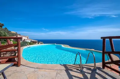 Piscina di Villa Patty with infinity pool in front of the sea, parking and wifi o nelle vicinanze