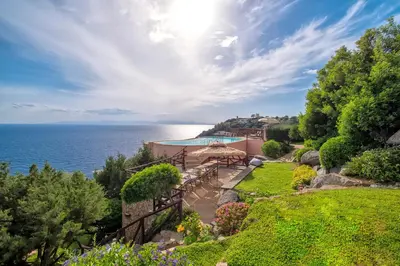 Paesaggio naturale nelle vicinanze della villa