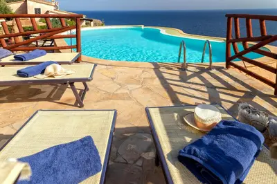 Piscina di Villa Patty with infinity pool in front of the sea, parking and wifi o nelle vicinanze