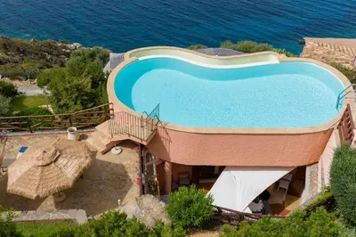 Piscina di Villa Patty with infinity pool in front of the sea, parking and wifi o nelle vicinanze