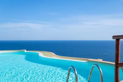Piscina di Villa Patty with infinity pool in front of the sea, parking and wifi o nelle vicinanze