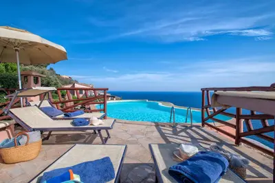 Piscina di Villa Patty with infinity pool in front of the sea, parking and wifi o nelle vicinanze