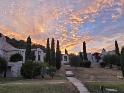 Alba o tramonto visti dall'interno della villa o dai dintorni