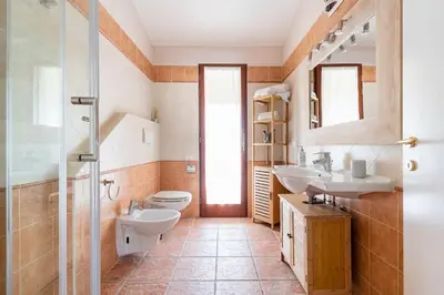 Bagno di Prestigiosa Villa a Chia - Parcheggio riservato