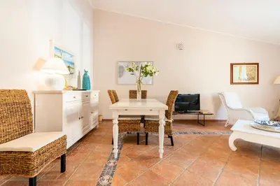 Area soggiorno di Prestigiosa Villa a Chia - Parcheggio riservato