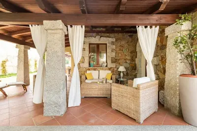 Area soggiorno di Prestigiosa Villa a Chia - Parcheggio riservato