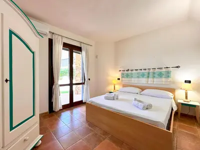 Letto o letti in una camera di Villa Tamaris, Campulongu walk to private beach