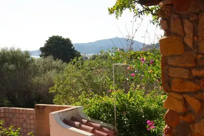 Vista generica sulle montagne o vista sulle montagne dall'interno della casa vacanze