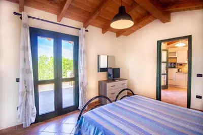 Letto o letti in una camera di Chelu & Mare con terrazza e vista panoramica