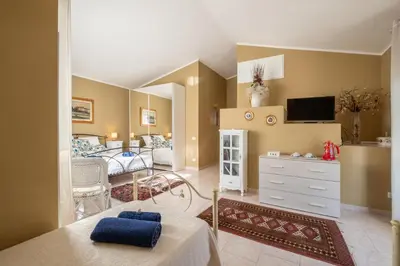 TV o dispositivi per l'intrattenimento presso Elegante Villa Lu' centro Città a 10 minuti dal mare