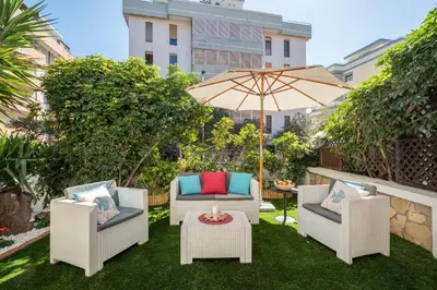 Giardino di Elegante Villa Lu' centro Città a 10 minuti dal mare
