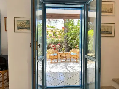Balcone o terrazza di Blue shutters by the beach, Access to private beach