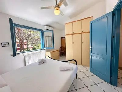 Letto o letti in una camera di Blue shutters by the beach, Access to private beach