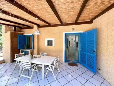 Patio o area all'aperto di Blue shutters by the beach, Access to private beach