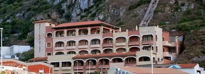 Vista generica sulle montagne o vista sulle montagne dall'interno dell'hotel