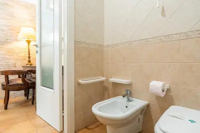 Bagno di Oasi Urbana con Terrazza e Vista
