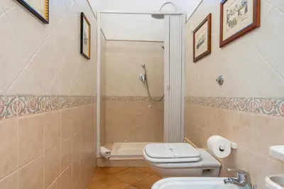 Bagno di Oasi Urbana con Terrazza e Vista