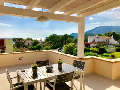 Vista generica sulle montagne o vista sulle montagne dall'interno della casa vacanze