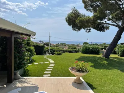 Paesaggio naturale nelle vicinanze della villa
