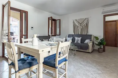 Area soggiorno di GuestHost - Sa Domo d' Amare - Comely Apartment with Parking!