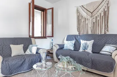 Area soggiorno di GuestHost - Sa Domo d' Amare - Comely Apartment with Parking!