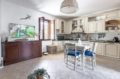 Cucina o angolo cottura di GuestHost - Sa Domo d' Amare - Comely Apartment with Parking!