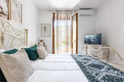 Letto o letti in una camera di GuestHost - Sa Domo d' Amare - Comely Apartment with Parking!