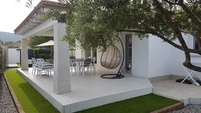 Giardino di VILLA ILARIA con piscina privata a 350 mt spiaggia di sabbia