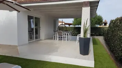Giardino di VILLA ILARIA con piscina privata a 350 mt spiaggia di sabbia