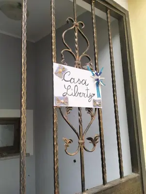 Certificato, attestato, insegna o altro documento esposto da Casa Liberty