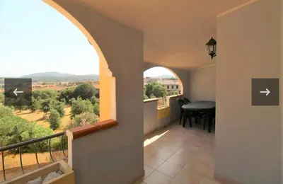 Vista generica sulle montagne o vista sulle montagne dall'interno della casa vacanze