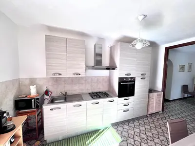 Cucina o angolo cottura di Casa GIOIA nel cuore di Carloforte; Wifi e AC